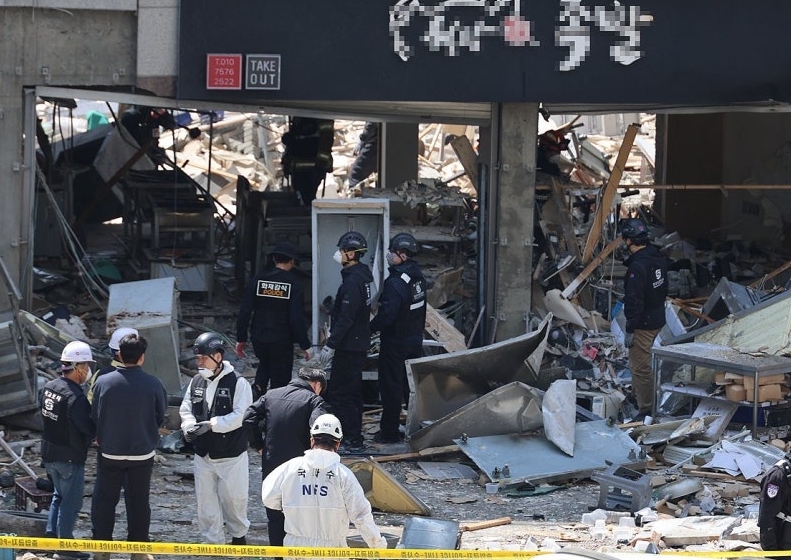 ▲ 13일 오전 4시쯤 청주시 흥덕구 봉명동의 한 상가에서 LP 가스가 폭발하는 사고가 발생한 가운데 국립과학수사연구원과 소방당국 등 관계기관이 음식점 내외부에서 합동 감식을 하고 있다. ⓒ연합