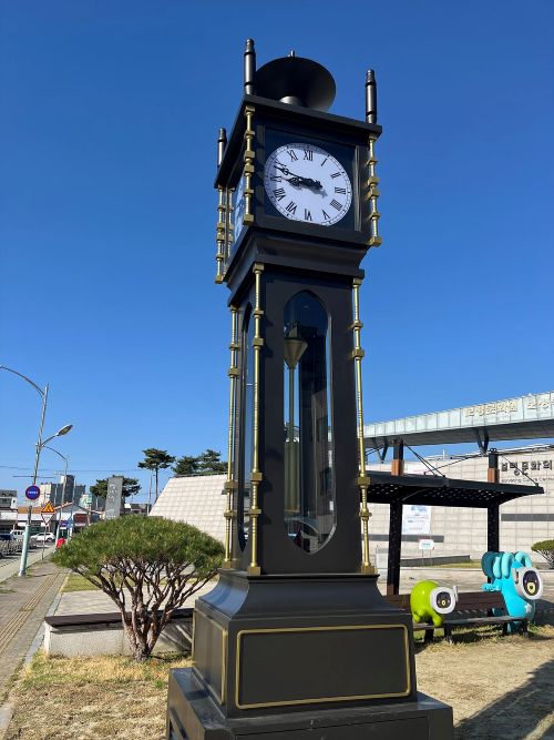 ▲ 문화의전당 광장에 설치된 시계탑 모습.ⓒ보령시