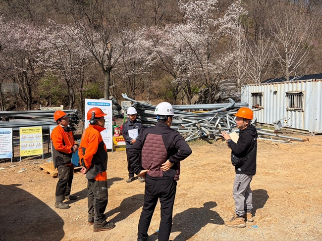 ▲ 북부지방산림청이 13일 경기도 파주·연천 일대 소나무재선충병 방제사업장을 방문해 사업 추진 상황과 안전관리 실태에 대한 현장점검을 실시했다. ⓒ북부지방산림청