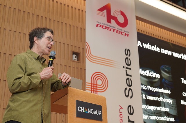 ▲ 노벨화학상 수상자인 데이비드 베이커 미국 워싱턴대 교수가 POSTECH 개교 40주년을 맞아 특별 강연을 하고 있다.ⓒ포스텍