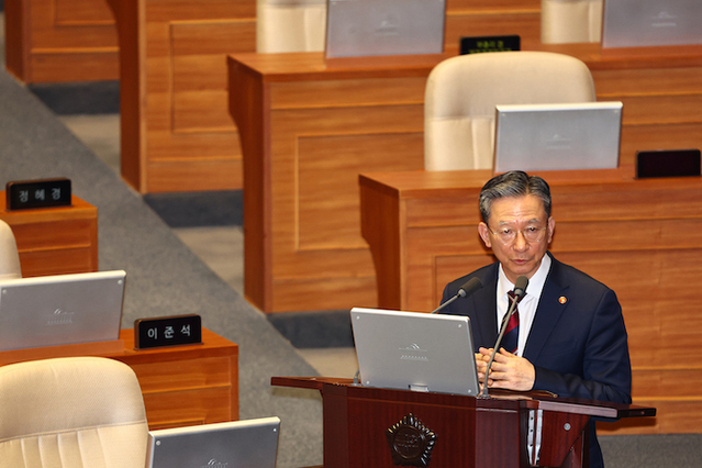 ▲ 정성호 법무부 장관이 13일 국회 본회의에서 진행된 대정부질문에서 의원 질의에 답변하고 있다. ⓒ뉴시스