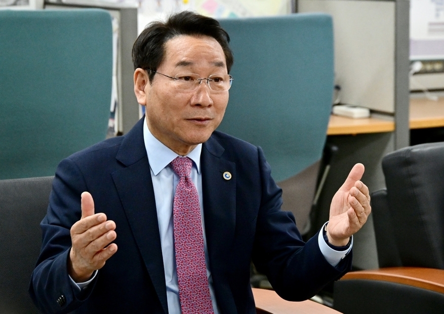 ▲ 유정복 인천시장이 13일 시청 기자실에서 시정 주요 현안에 대해 설명하고 있다. ⓒ인천시 제공