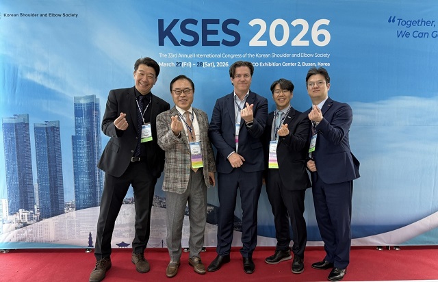 ▲ 세명기독병원 정형성형병원 류인혁(사진 왼쪽에서 두 번째) 원장과 상지관절센터 이지호(사진 왼쪽에서 첫 번째) 부장이 최근 부산 벡스코에서 열린 대한견주관절학회 춘계 국제학술대회(KSES 2026)에서 좌장과 발표자로 활동했다.ⓒ세명기독병원