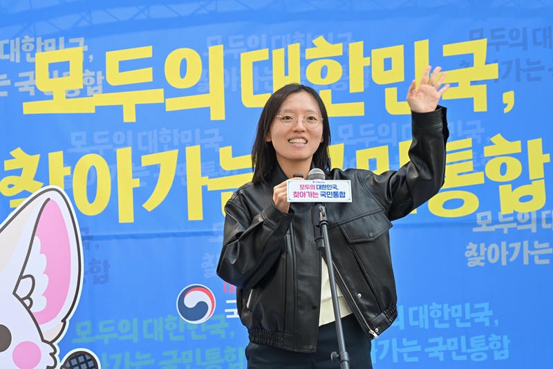 ▲ 국민통합위원회가 국민과의 직접적인 소통을 강화하고 사회갈등 해소를 위한 현장의 목소리를 청취하기 위해 지난 8일 오전 11시 30분부터 오후 2시 30분까지 서울마당(한국프레스센터 앞)에서 현장 소통행사 '모두의 대한민국, 찾아가는 국민통합'을 개최했다. ⓒ국민통합위원회