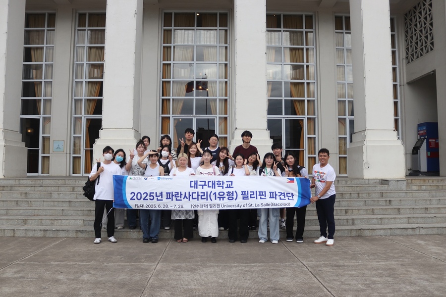 ▲ 대구대(총장 박순진)는 교육부와 한국장학재단이 추진하는 취약계층 대학생 해외연수 지원 프로그램인 ‘2026년 파란사다리 사업’ 주관 대학으로 선정됐다(2025년 파란사다리사업 영국 파견단 단체 기념 사진).ⓒ대구대