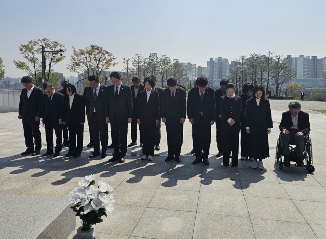 정명근 더불어민주당 화성특례시장 후보, 첫 일정 현충탑 참배