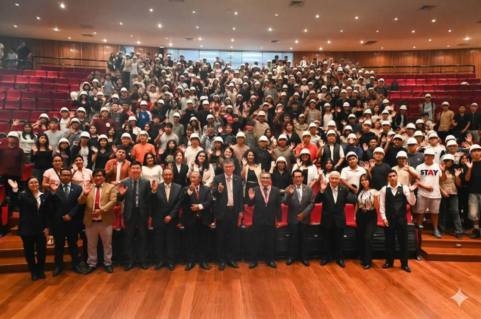 ▲ 최근 페루 산 마르코스 국립대에서 열린 디지털 공급망·물류공학 학과의 첫 입학식에서 신입생과 참석자들이 기념 사진을 찍고 있다. ⓒ인하대 제공