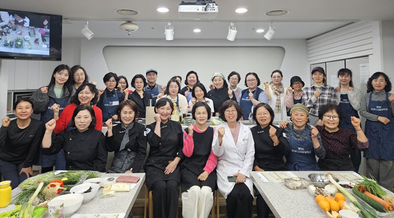 ▲ 약선 푸드케어 심화과정 참가자들이 단체사진을 촬영하고 있다.ⓒ원광디지털대