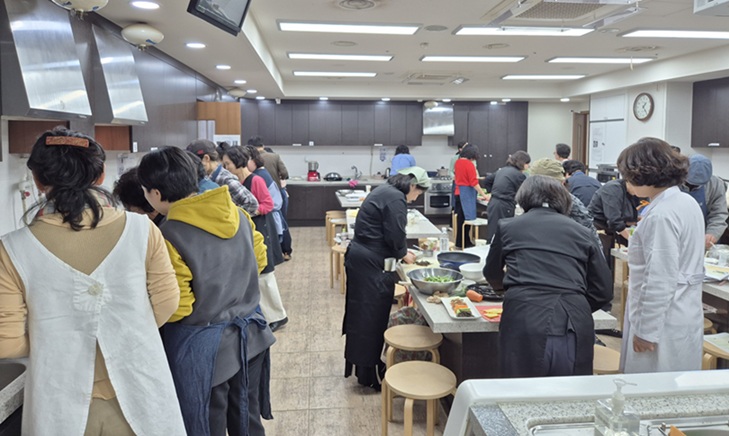 ▲ 약선 푸드케어 심화과정 실습 모습.ⓒ원광디지털대