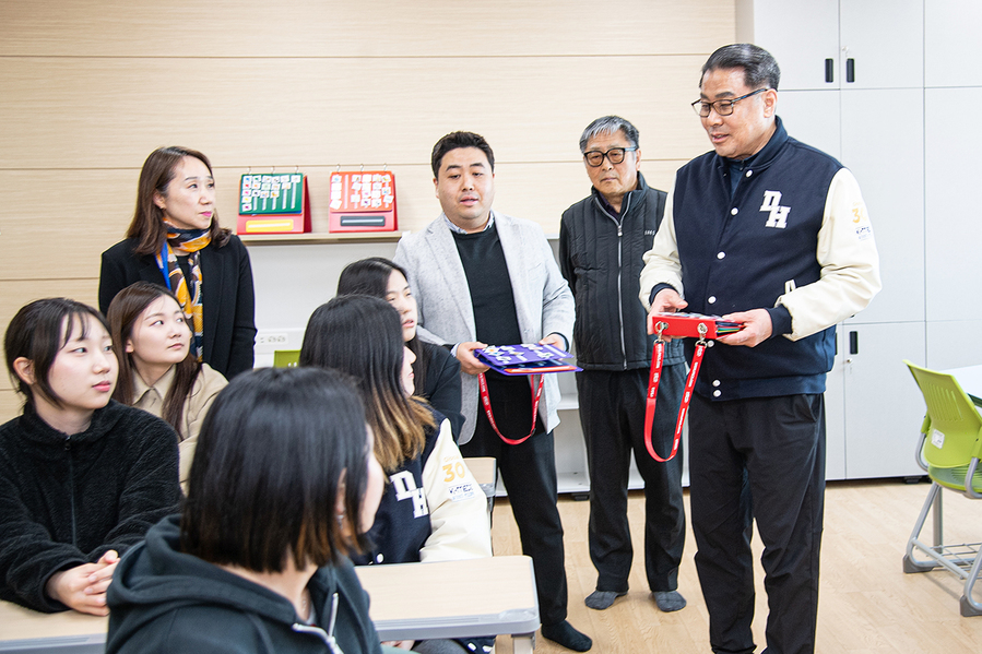 ▲ 변창훈 총장이 실습실에서 학생들과 대화를 나누고 있다.ⓒ대구한의대