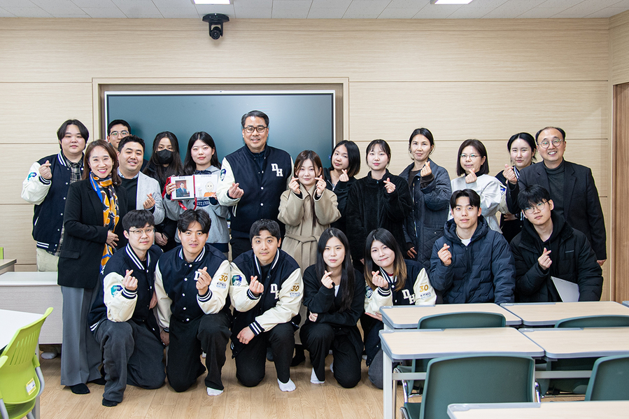 ▲ 변창훈 총장과 학과 관계자들이 개소한 실습실에서 학생들과 기념촬영을 하고 있다.ⓒ대구한의대