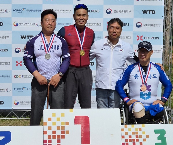 ▲ 신의현(왼쪽 두번째) 선수 시상식 모습.ⓒ세종시