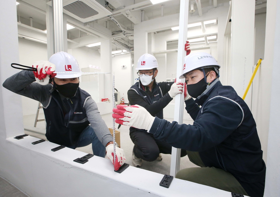 ▲ 교육생들이 창호 시공 실습교육을 받고 있는 모습. ⓒLX하우시스