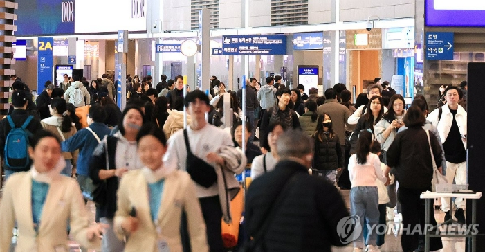 ▲ 삼일절을 포함한 연휴가 시작된 2월27일 인천국제공항 출국장이 해외로 나가려는 여행객 등으로 붐비고 있다. ⓒ연합뉴스
