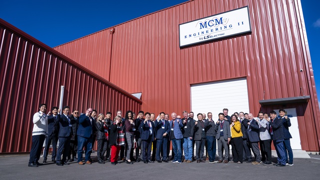 ▲ LS일렉트릭은 '북미 데이터센터 전력설비 공급 프로젝트'를 위한 1703억원규모의 판매 · 공급 계약을 체결했다고 13일 밝혔다. 사진은 구자균 LS일렉트릭 회장(가운데)이 북미 유타주 소재 MCM엔지니어링II 공장 앞에서 임직원들과 기념촬영을 하는 모습. ⓒLS일렉트릭