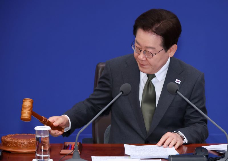 ▲ 이재명 대통령이 14일 청와대에서 열린 국무회의 겸 비상경제점검회의에서 의사봉을 두드리고 있다. ⓒ뉴시스