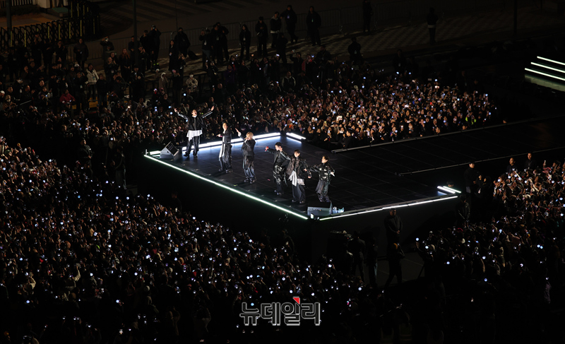 ▲ 방탄소년단(BTS)이 지난달 21일 오후 서울 광화문 광장에서 정규 5집 '아리랑(ARIRANG)' 앨범 발매를 기념해 컴백 무대를 선보이고 있다. 방탄소년단은 이날 오후 8시부터 약 1시간에 걸쳐 신곡과 히트곡 무대를 선사했다. ⓒ사진=공동취재단