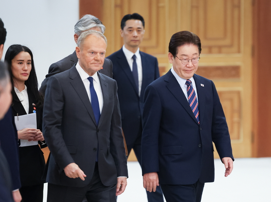 ▲ 이재명 대통령과 투스크 폴란드 총리가 오찬 장소에 입장하는 모습. ⓒ연합뉴스