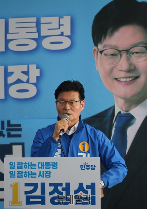 ▲ 더불어민주당 공주시장 후보로 확정된 김정섭 예비후보가 14일 선거사무실에서 청년정책을 주제로 한 8번째 정책공약을 발표하고 있다.ⓒ이길표 기자