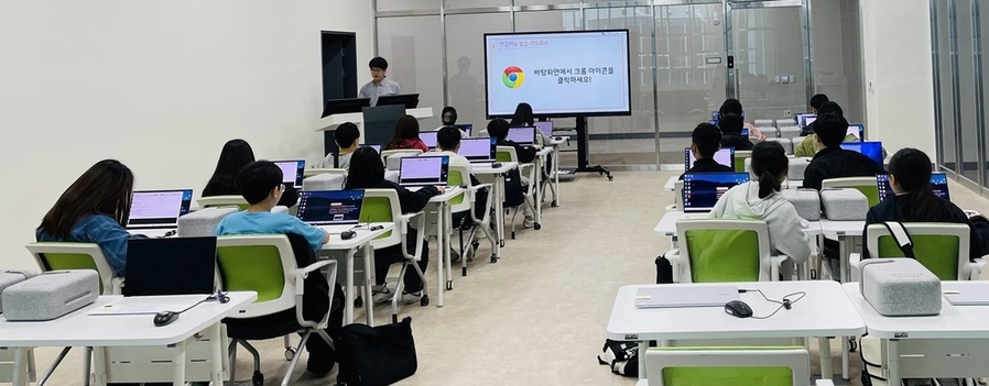 ▲ 진월초등학교 5학년 5반 학생들이 지난 4월 1일 광주AI교육원 213호 강의실에서 ‘똑똑한 내 친구, AI!’ 프로그램을 통해 기계학습(머신러닝)의 기초 원리를 탐구하고 있다.ⓒ광주시교육청 제공