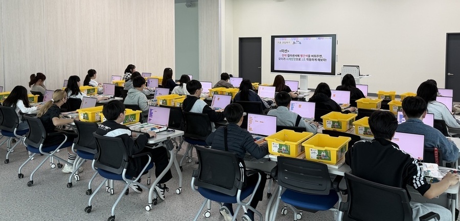 ▲ 진월초 5학년 2반 학생들이 지난 4월 1일 광주AI교육원 아이콘클래스에서 로봇 교구 조작과 코딩 실습을 통해 ‘친환경 미래도시’를 구현하는 프로그램에 집중하고 있다.ⓒ광주시교육청 제공