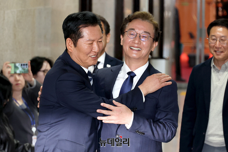 ▲ 정청래 더불어민주당 대표가 지난 10일 국회에서 전재수 부산시장 후보와 차담을 하기 전 포옹하며 맞이하는 모습. ⓒ이종현 기자