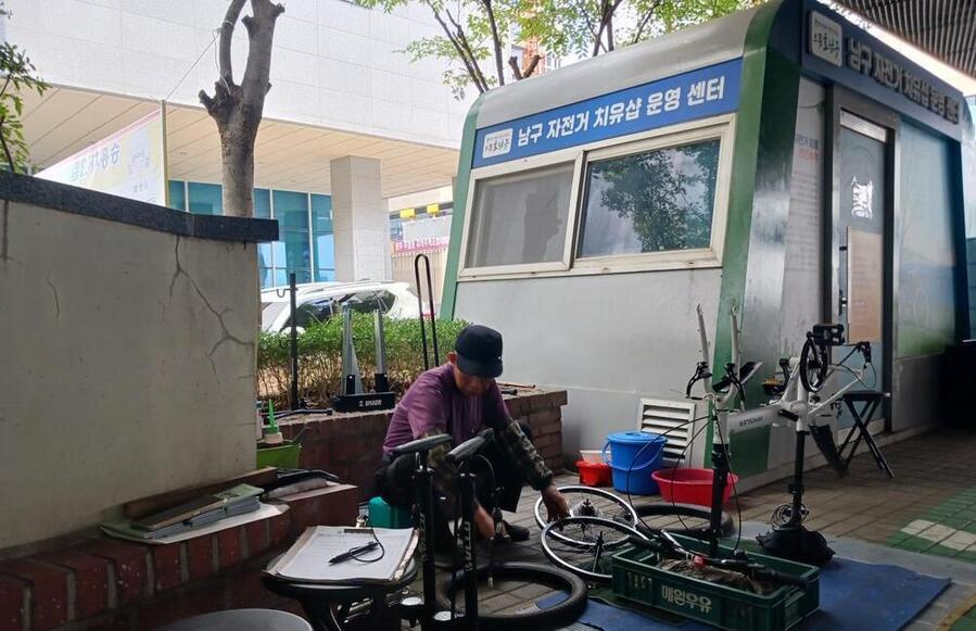 ▲ 광주 남구 자전거 치유샵 정비 모습ⓒ광주광역시 남구청 제공
