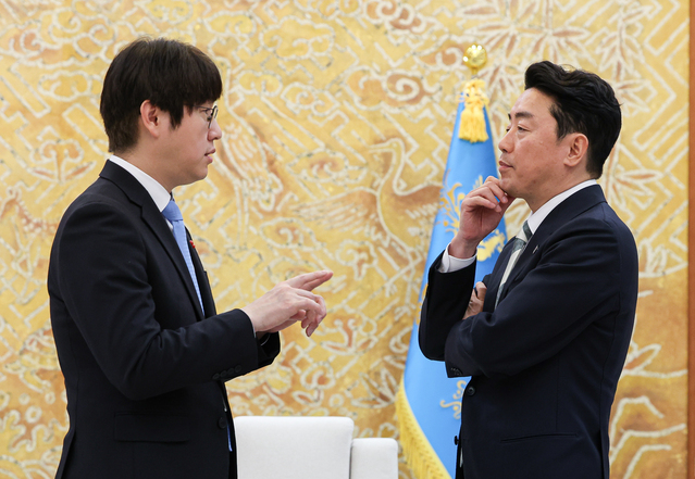 ▲ 강훈식 비서실장과 하정우 AI미래기획수석이 지난 1월 15일 청와대 본관에서 열린 이재명 대통령과 아랍에미리트(UAE)의 칼둔 칼리파 알 무바라크 아부다비행정청장 접견에 앞서 대화를 나누는 모습. ⓒ뉴시스