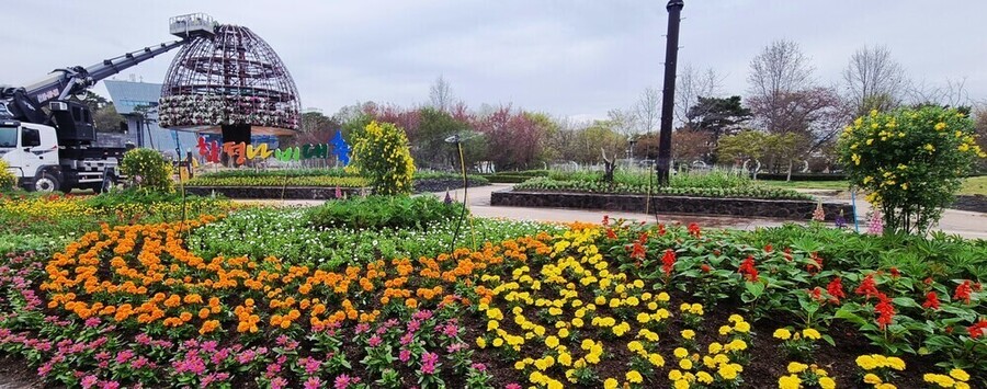 ▲ 함평엑스포공원 대형 꽃탑 설치 모습ⓒ함평군 제공