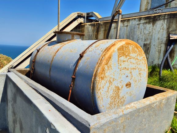 ▲ 독도경비대 건물 뒷쪽에 설치된 유류탱크.ⓒ독자제공