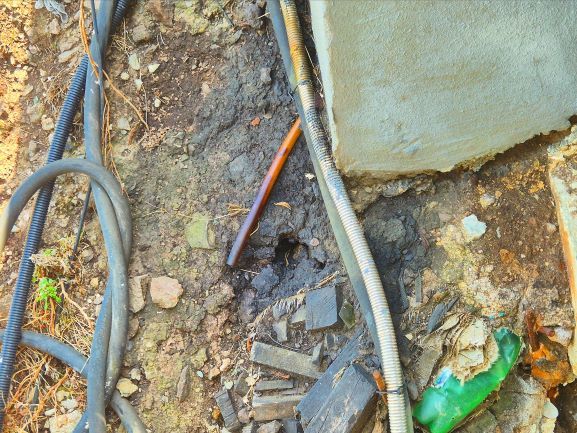 ▲ 독도경비대 건물 뒷쪽에 설치된 유류 탱크에서 기름이 유출돼 토양이 오염돼 있다.ⓒ독자제공