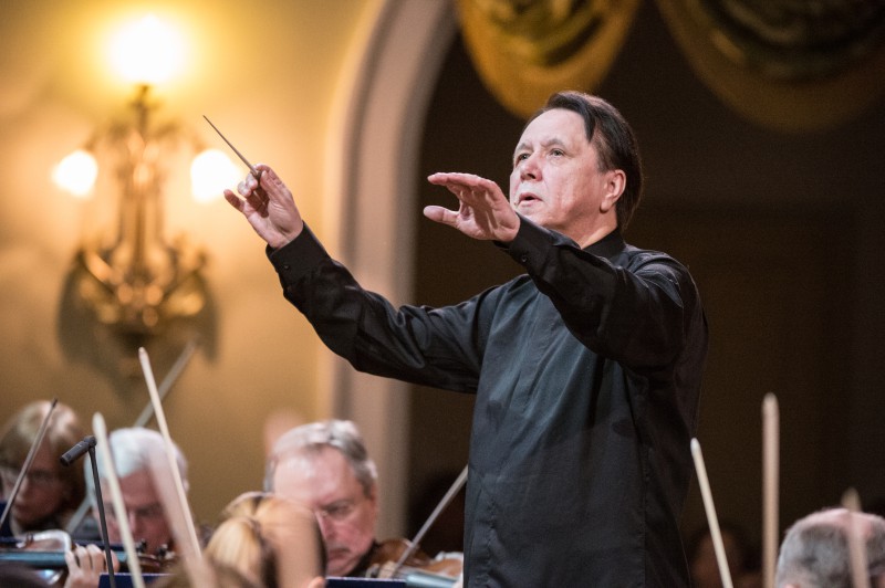 ▲ 라흐마니노프 인터내셔널 오케스트라를 지휘하고 있는 미하일 플레트네프.ⓒ아이씨엠 매니지먼트 코리아