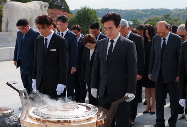 ▲ 14일 허태정 후보가 경선선대위원과 캠프 관계자, 지지자 등 200여 명과 함께 국립대전현충원 현충탑을 참배했다.ⓒ허태정후보 캠프