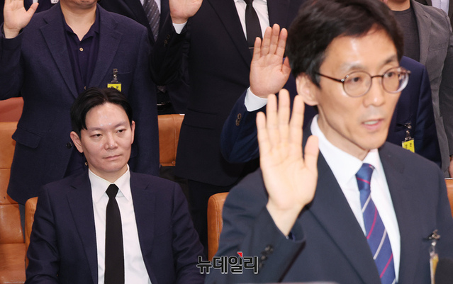 ▲ 쌍방울 대북 송금 사건을 수사했던 박상용 검사가 14일 국회 청문회에서 증인 선서거부 하고 앉아 있다. ⓒ이종현 기자