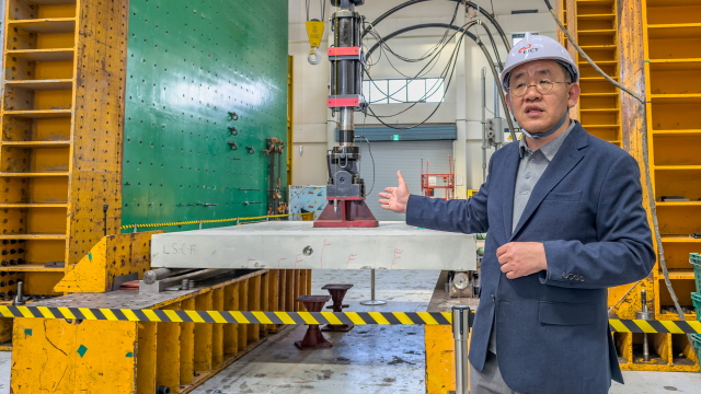 ▲ 모듈러 교량 전단면 PC바닥판 구조성능 공개실험 관련해 GS건설 담당자가 설명하고 있는 모습. ⓒGS건설