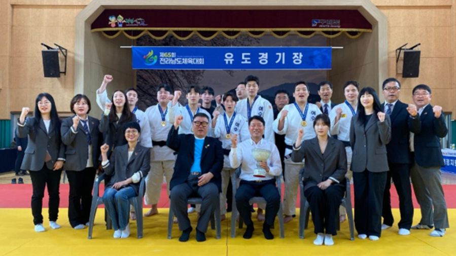 ▲ 여수시체육회·여수시청 유도팀, 30년 연속 우승 달성기념 단체 촬영ⓒ여수시 제공