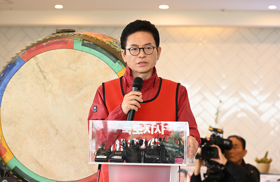 ▲ 이철우 경북도지사가 국민의힘 경북도지사 최종 후보로 확정되며 ‘경북의 정신’을 통한 대한민국 재도약과 보수 우파의 실력 회복을 선언했다.ⓒ이철우 후보실