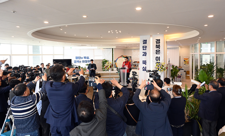 ▲ 이철우 후보는 기자회견을 열고 “경선 승리를 자축하기보다 어려운 시대에 경북을 지키고 흔들리는 대한민국을 바로 세우라는 준엄한 명령으로 무겁게 받아들인다”고 소감을 밝혔다.ⓒ이철우 후보실