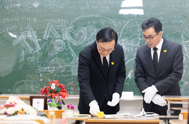 ▲ 임태희 경기도교육감이 14일 안산에 위치한 4.16생명안전교육원 기억관을 방문해 헌화하고 있다. ⓒ경기도교육청 제공