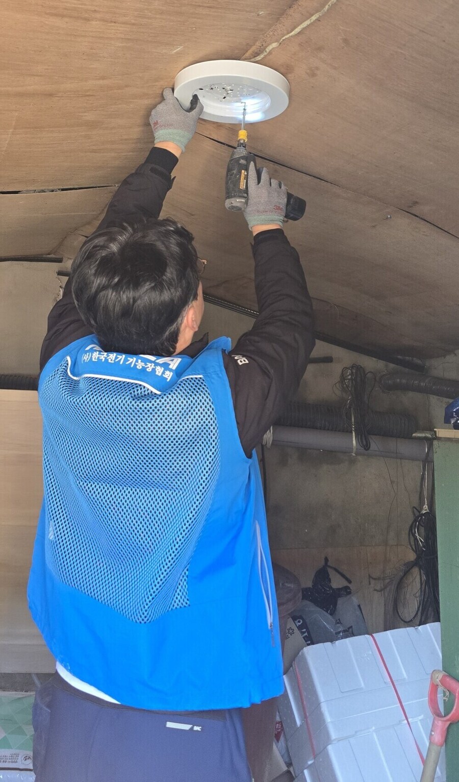 ▲ 취약계층 LED 전등 교체(장흥)ⓒ전라남도 제공