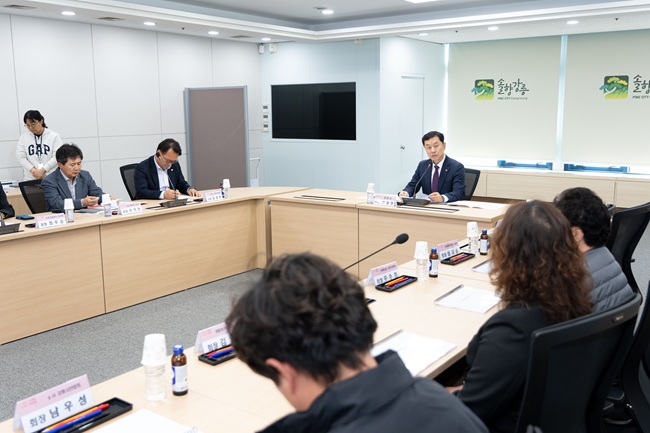 ▲ 강릉시가 14일 김상영 권한대행을 비롯한 관계 부서장과 농업인 단체장 등이 참석한 가운데 '농업기술센터 청사 신축 기본 및 실시설계용역 착수보고회'를 개최했다. ⓒ강릉시