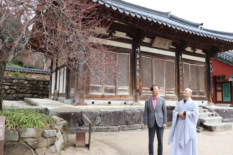 ▲ 이석연 국민통합위원장이 '민주화 성지' 광주와 '영호남 화합'의 상징인 화개장터, 전남 구례 화엄사 등을 차례로 방문해 지역 갈등 해소를 열망하는 국민들의 목소리를 경청하는 일정을 소화했다. ⓒ국민통합위원회