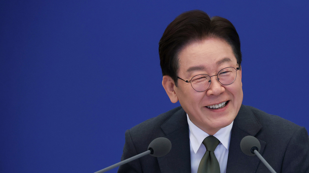 ▲ ⓒ연합뉴스. 이재명 대통령이 14일 청와대에서 열린 국무회의 겸 비상경제점검회의에서 웃으며 발언하고 있다.