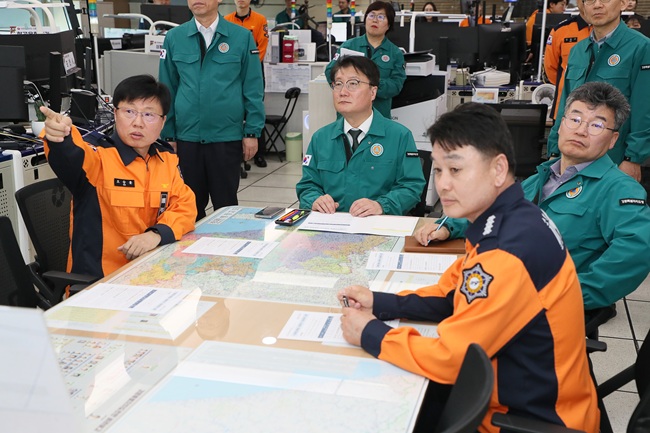 ▲ 여중협 권한대행이 도 재난상황실과 119종합상황실을 방문해 근무자들을 격려했다. ⓒ강원특별자치도