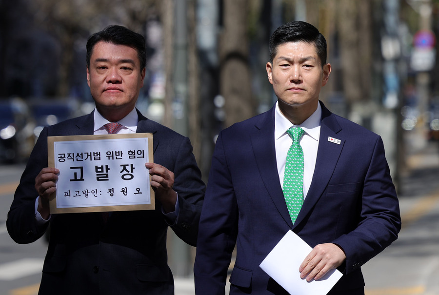 ▲ 김재섭(오른쪽) 국민의힘 의원이 지난 7일 서울 종로구 서울경찰청 민원실 앞에서 정원오 더불어민주당 서울시장 후보의 공직선거법 위반 혐의로 고발장 접수를 위해 이동하는 모습. ⓒ뉴시스