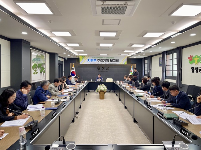 ▲ 횡성군이 14일 군청 회의실에서 최태영 부군수 주재로 2026년 정부합동평가 우수성과 달성 위한 '지휘부 추진계획 보고회'를 개최했다. ⓒ횡성군