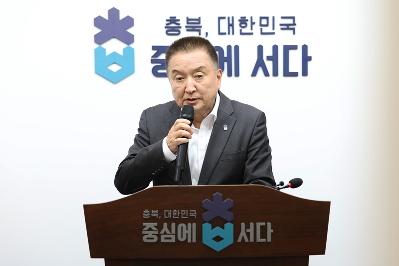 ▲ 김영환 충북지사가 14일 도청에서 도정 브리핑을 열고 청소년 성장환경 개선을 위한 82억 3000만원 규모의 추가 예산을 편성해 추진한다고 발표하고 있다. ⓒ충북도