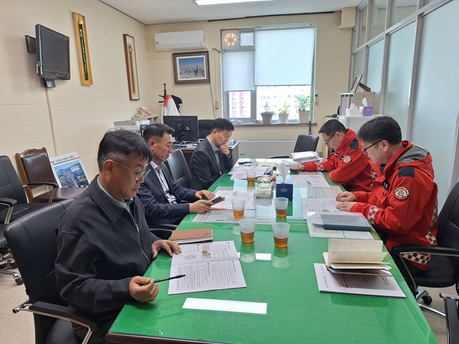 ▲ 최수천 동부지방산림청장이 14일 강원특별자치도청을 방문해 윤승기 산림환경국장과 소나무재선충병 확산 방지 및 방제사업 품질 향상을 위한 협력 사항을 논의했다. ⓒ동부지방산림청