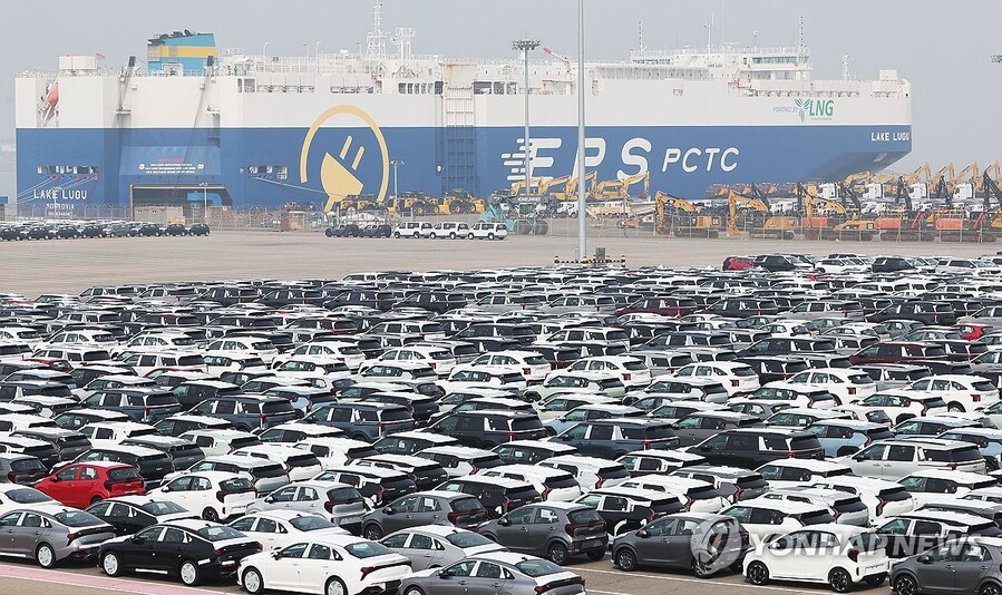 ▲ 경기도 평택항에 수출용 자동차가 세워져 있는 모습. ⓒ연합뉴스