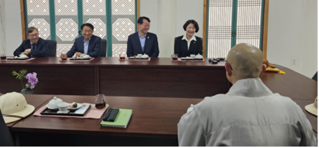 ▲ 용주사를 찾은 더불어민주당 추미애 경기도지사후보와 정명근 화성특례시장 후보ⓒ정명근 후보 선거사무소 제공